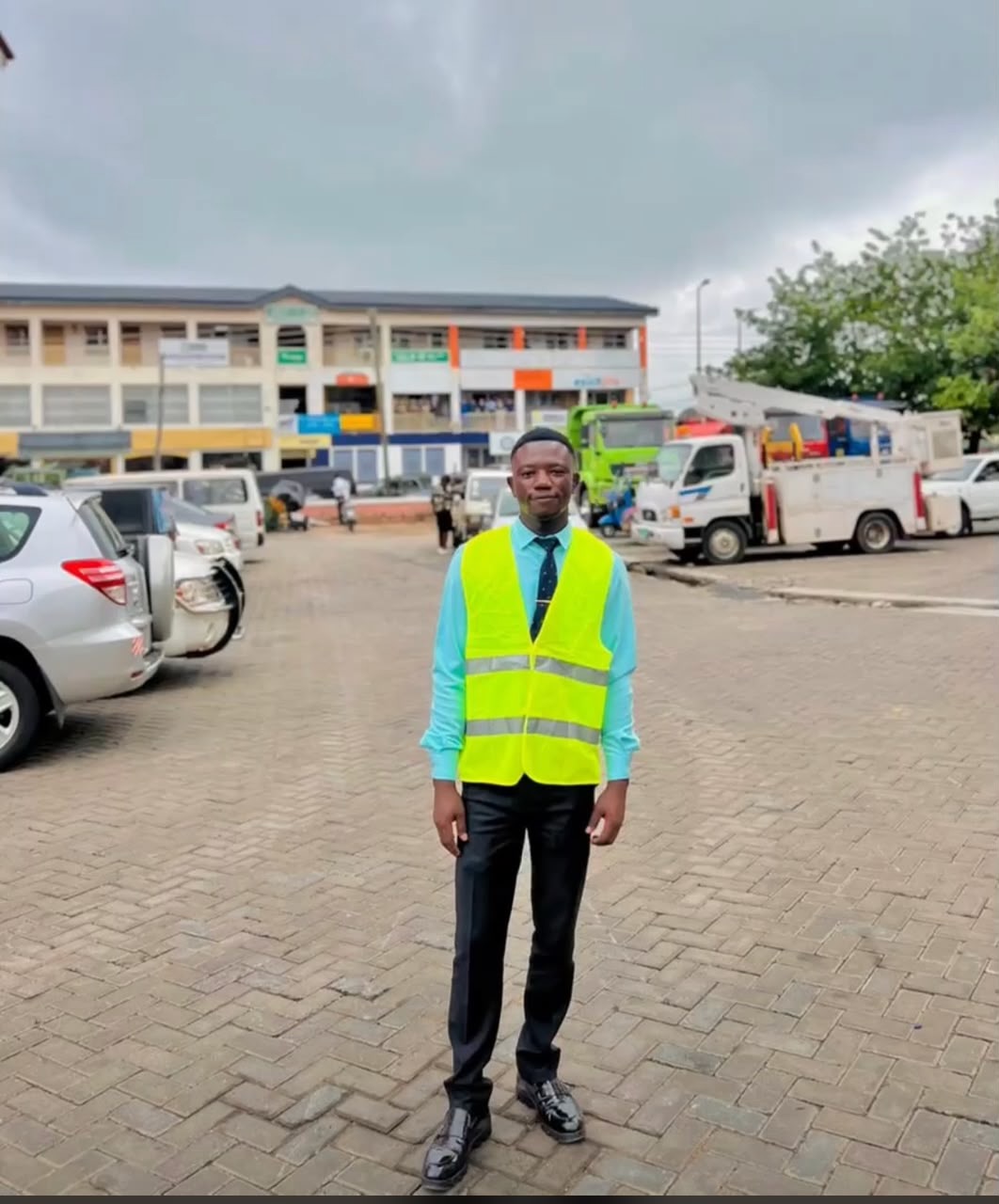 Addo Teye vor Distrikt-Verwaltung Koforidua